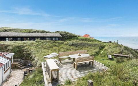 Grazian - 50M from the Sea: Træ, Tag, Hus, Sommerhus, Dør, Hjem, Sidespor, Land Lot, Garden Bygninger, Skur