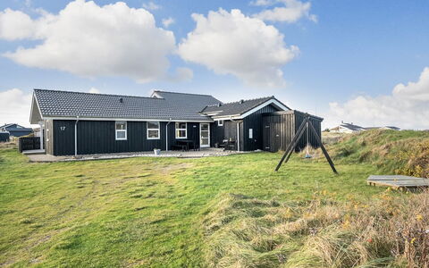 Rodna - 452M from the Sea: Træ, Tag, Hus, Sommerhus, Dør, Hjem, Sidespor, Land Lot, Garden Bygninger, Skur