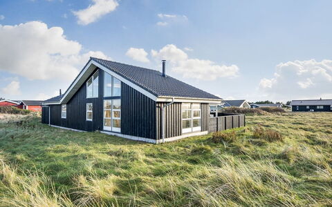 Rodna - 452M from the Sea: Bygning, Hus, Vindue, Hjem, Tag, Boligområde, Busk, Sommerhus, Land Lot