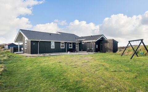Rodna - 452M from the Sea: Bygning, Hus, Vindue, Hjem, Tag, Boligområde, Busk, Sommerhus, Land Lot