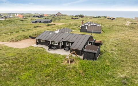 Edwin - 400M from the Sea: Møbel, Indretning, Gulvbelægning, Træ, Etage, Loft, Trægulve, Stol, Bord, Belysning