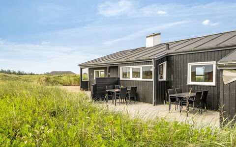 Edwin - 400M from the Sea: Møbel, Indretning, Gulvbelægning, Træ, Etage, Loft, Trægulve, Stol, Bord, Belysning
