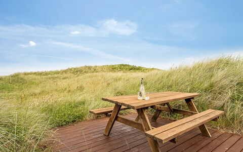 Edwin - 400M from the Sea: Møbel, Indretning, Gulvbelægning, Træ, Etage, Loft, Trægulve, Stol, Bord, Belysning