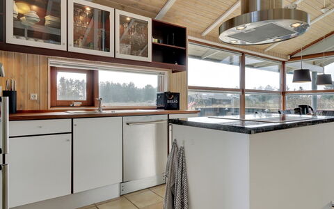 Gretha - 1.0Km from the Sea: Køkken, Køkken Apparat, Countertop, Indretning, Gulvbelægning, Cabinetry, Træ, Møbel, Loft, Lysarmatur