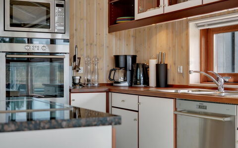 Gretha - 1.0Km from the Sea: Køkken Apparat, Køkken, Countertop, Cabinetry, Større Bandage, Træ, Indretning, Møbel, Husholdningsapparat, Gulvbelægning