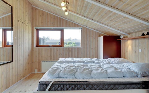 Gretha - 1.0Km from the Sea: Træ, Loft, Indretning, Soveværelse, Værelse, Seng, Hårdttræ, Bed Frame, Planke, Lysarmatur