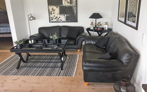 Gretha - 1.0Km from the Sea: Møbel, Indretning, Couch, Gulvbelægning, Etage, Stue, Træ, Trægulve, Værelse, Belysning