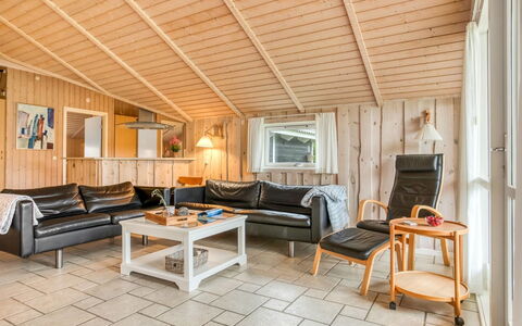 Leya - 1.2Km from the Sea: Møbel, Indretning, Gulvbelægning, Træ, Etage, Loft, Trægulve, Stol, Bord, Belysning