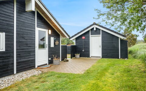 Leya - 1.2Km from the Sea: Møbel, Indretning, Gulvbelægning, Træ, Etage, Loft, Trægulve, Stol, Bord, Belysning