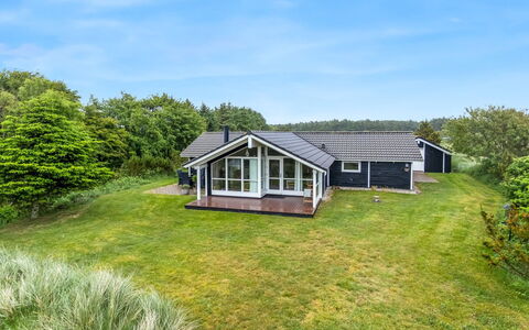 Leya - 1.2Km from the Sea: Møbel, Indretning, Gulvbelægning, Træ, Etage, Loft, Trægulve, Stol, Bord, Belysning