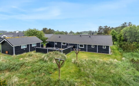 Leya - 1.2Km from the Sea: Møbel, Indretning, Gulvbelægning, Træ, Etage, Loft, Trægulve, Stol, Bord, Belysning