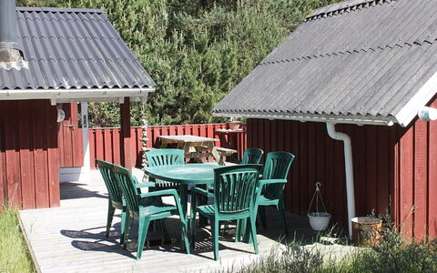 Elizaveta - 400M from the Sea: Bygning, Hus, Træ, Hjem, Tag, Sommerhus, Boligområde, Busk, Arkitektur