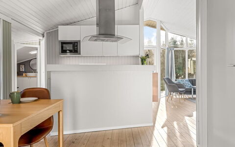 Halwarth - 250M from the Sea: Indretning, Gulvbelægning, Møbel, Etage, Træ, Loft, Køkken, Trægulve, Countertop, Lysarmatur