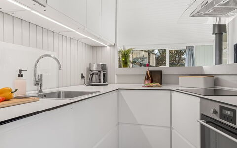 Halwarth - 250M from the Sea: Køkken, Køkken Apparat, Countertop, Indretning, Større Bandage, Loft, Cabinetry, Sanitærarmatur, Gulvbelægning, Husholdningsapparat