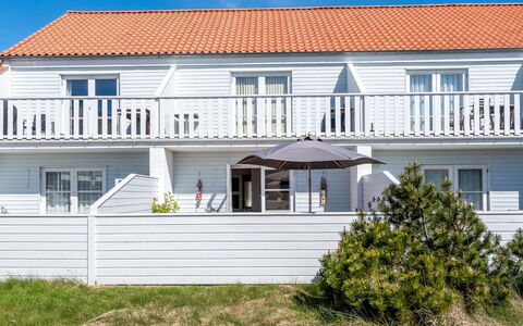Cilla - 1Km from the Sea: Møbel, Indretning, Gulvbelægning, Træ, Etage, Loft, Trægulve, Stol, Bord, Belysning