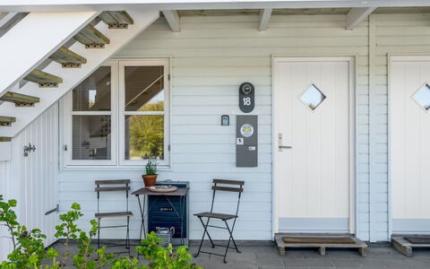 Cilla - 1Km from the Sea: Møbel, Indretning, Gulvbelægning, Træ, Etage, Loft, Trægulve, Stol, Bord, Belysning