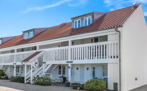 Cilla - 1Km from the Sea: Møbel, Indretning, Gulvbelægning, Træ, Etage, Loft, Trægulve, Stol, Bord, Belysning