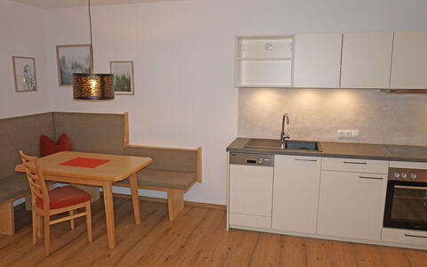 Freiheit-La: Møbel, Cabinetry, Ejendom, Countertop, Håndvask, Bord, Billedramme, Træ, Komfur, Indretning