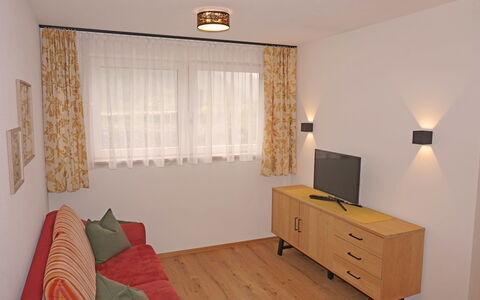Freiheit-La: Møbel, Ejendom, Cabinetry, Komfort, Skuffe, Bygning, Træ, Indretning, Gulvbelægning, Kommode