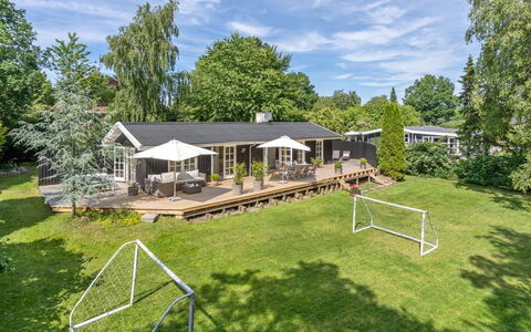 Kaino - 700M from the Sea: Møbel, Indretning, Gulvbelægning, Træ, Etage, Loft, Trægulve, Stol, Bord, Belysning