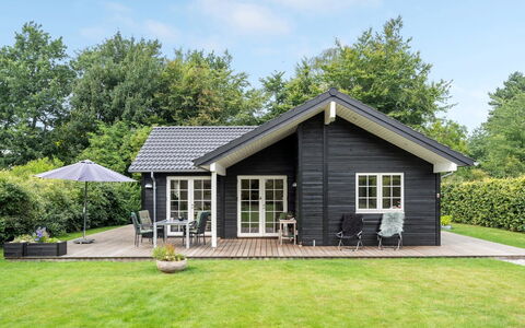 Gotliebe - 750M from the Sea: Svømmepøl, Udendørs Møbler, Møbel, Udvej, Flise, Eco Hotel, Skygge, Stol, Fritid, Estate