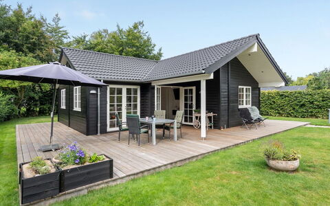 Gotliebe - 750M from the Sea: Svømmepøl, Udendørs Møbler, Møbel, Udvej, Flise, Eco Hotel, Skygge, Stol, Fritid, Estate