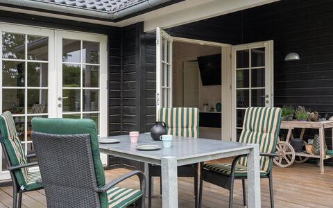 Gotliebe - 750M from the Sea: Svømmepøl, Udendørs Møbler, Møbel, Udvej, Flise, Eco Hotel, Skygge, Stol, Fritid, Estate