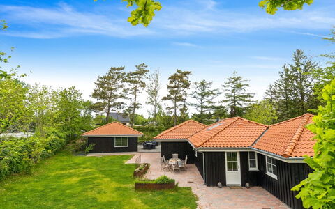 Ribanna - 650M from the Sea: Hus, Tag, Hjem, Boligområde, Sommerhus, Dør, Estate, Gård, Lawn, Skygge
