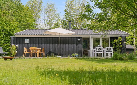 Ilsabet - 750M from the Sea: Træ, Tag, Arkitektur, Hjem, Hus, Sommerhus, Sidespor, Hårdttræ, Hældning, Estate