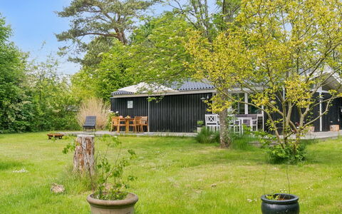 Ilsabet - 750M from the Sea: Træ, Tag, Arkitektur, Hjem, Hus, Sommerhus, Sidespor, Hårdttræ, Hældning, Estate