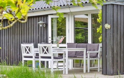 Ilsabet - 750M from the Sea: Træ, Tag, Arkitektur, Hjem, Hus, Sommerhus, Sidespor, Hårdttræ, Hældning, Estate