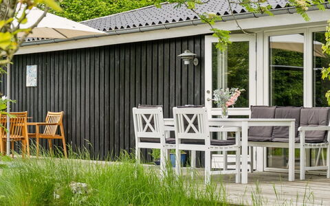 Ilsabet - 750M from the Sea: Træ, Tag, Arkitektur, Hjem, Hus, Sommerhus, Sidespor, Hårdttræ, Hældning, Estate