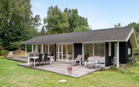 Heino - 3.5Km from the Sea: Møbel, Indretning, Gulvbelægning, Træ, Etage, Loft, Trægulve, Stol, Bord, Belysning