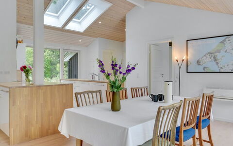 Heino - 3.5Km from the Sea: Møbel, Indretning, Gulvbelægning, Træ, Etage, Loft, Trægulve, Stol, Bord, Belysning
