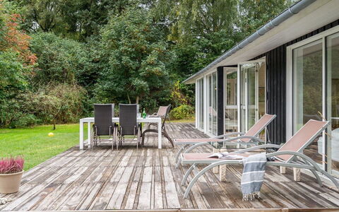 Heino - 3.5Km from the Sea: Møbel, Indretning, Gulvbelægning, Træ, Etage, Loft, Trægulve, Stol, Bord, Belysning