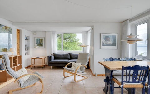Grumme - 30M to the Fjord: Møbel, Indretning, Gulvbelægning, Etage, Træ, Loft, Stol, Couch, Værelse, Stue