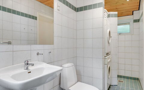 Grumme - 30M to the Fjord: Badeværelse, Sanitærarmatur, Badeværelsesvask, Håndvask, Gulvbelægning, Etage, Toilet, Indretning, Toiletbræt, Tap