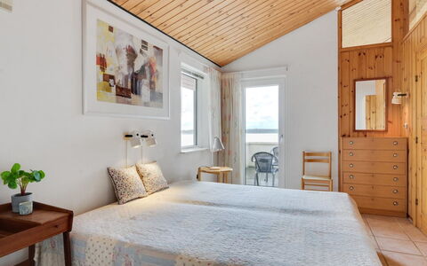 Grumme - 30M to the Fjord: Møbel, Indretning, Seng, Soveværelse, Væg, Etage, Gulvbelægning, Træ, Loft, Værelse