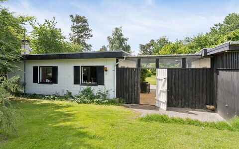 Gadde - 1Km from the Sea: Hjem, Hus, Land Lot, Tag, Sommerhus, Have, Backyard, Lawn, Estate, Skygge