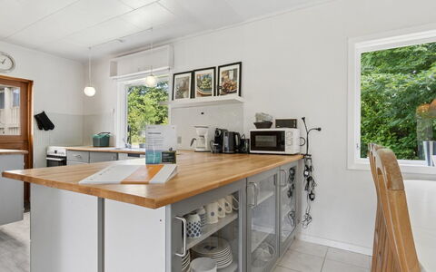 Gadde - 1Km from the Sea: Køkken, Køkken Apparat, Countertop, Gulvbelægning, Større Bandage, Indretning, Cabinetry, Møbel, Træ, Husholdningsapparat