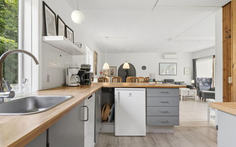 Gadde - 1Km from the Sea: Køkken, Countertop, Køkken Apparat, Møbel, Cabinetry, Indretning, Gulvbelægning, Træ, Større Bandage, Husholdningsapparat