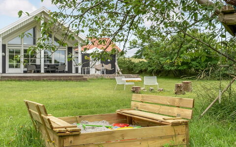 Bernadete - 50M to the Fjord: Træ, Have, Fritid, Backyard, Lawn, Barn, Udendørs Møbler, Planke, Tømmer, Parkere