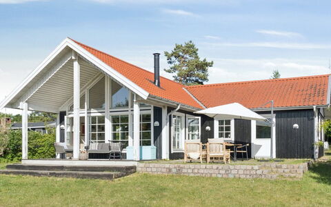 Bernadete - 50M to the Fjord: Hjem, Tag, Hus, Sommerhus, Estate, Stuehus, Veranda, Sidespor, Lawn, Gård