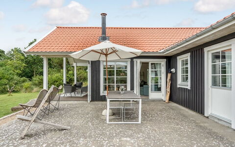 Bernadete - 50M to the Fjord: Tag, Hus, Hjem, Sommerhus, Estate, Veranda, Gård, Stuehus, Indkørsel, Udendørs Møbler