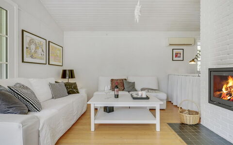 Tobrjön - 200M to the Fjord: Møbel, Indretning, Stol, Gulvbelægning, Bord, Udvej, Etage, Loft, Værelse, Eco Hotel