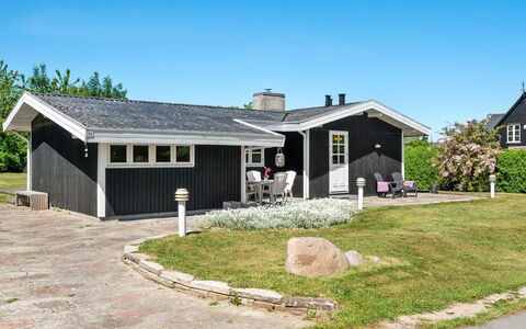 Tobrjön - 200M to the Fjord: Møbel, Indretning, Stol, Gulvbelægning, Bord, Udvej, Etage, Loft, Værelse, Eco Hotel