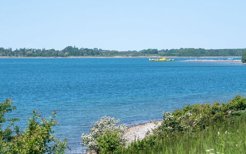 Tobrjön - 200M to the Fjord: Møbel, Indretning, Stol, Gulvbelægning, Bord, Udvej, Etage, Loft, Værelse, Eco Hotel