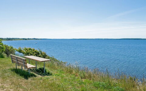 Tobrjön - 200M to the Fjord: Møbel, Indretning, Stol, Gulvbelægning, Bord, Udvej, Etage, Loft, Værelse, Eco Hotel