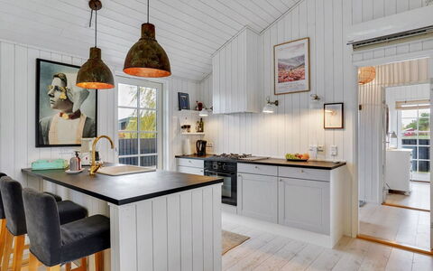 Mojsej: Køkken, Træ, Gulvbelægning, Indretning, Loft, Countertop, Møbel, Cabinetry, Lysarmatur, Etage