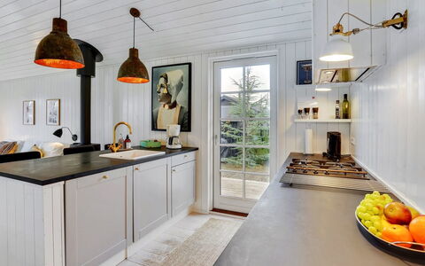 Mojsej: Indretning, Køkken, Gulvbelægning, Countertop, Loft, Lysarmatur, Møbel, Etage, Køkken Apparat, Belysning